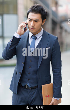 Zuversichtlich Geschäftsmann am Telefon sprechen Stockfoto