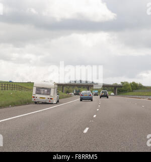 beschädigte Wohnwagen mit geknickten eingestürzten Rad hochgezogen auf dem Standstreifen der Autobahn in Schottland, Großbritannien Stockfoto