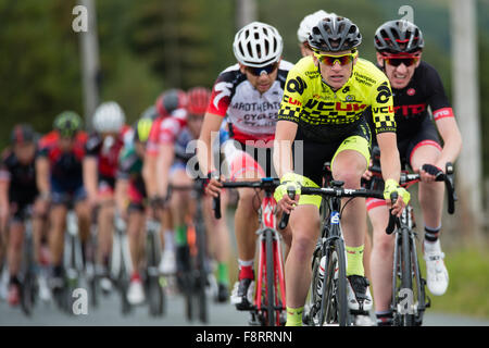 Konkurrenten in der jährlichen "Bergbau-Täler-Tour" Road Race, in der Nähe von Aberystwyth Wales UK, 16. August 2015 Stockfoto