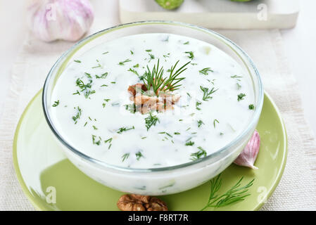 Kalte Suppe mit Joghurt und Gurken, Nahaufnahme Stockfoto