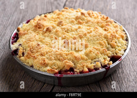Pflaumen-crumble Pie on White, Nahaufnahme Stockfoto