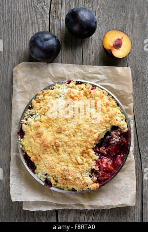 Pflaumen zerfallen Torte auf Backpapier, Ansicht von oben Stockfoto