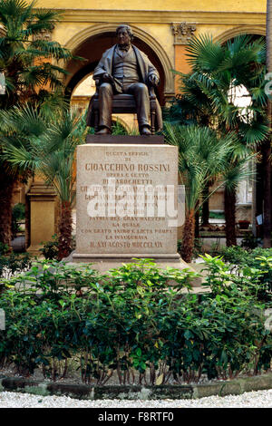 Italien, Marken, Pesaro, Statue von Gioacchino Antonio Rossini von Carlo Marochetti, im Hof des Musik-Konservatorium Stockfoto