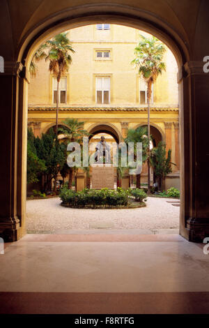 Italien, Marken, Pesaro, Statue von Gioacchino Antonio Rossini von Carlo Marochetti, im Hof des Musik-Konservatorium Stockfoto