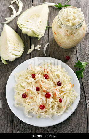 Sauerkraut mit Preiselbeeren, Ansicht von oben Stockfoto