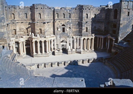 2. Jahrhundert römische Theater in Bosra, Syrien. Wahrscheinlich unter Trajan errichtet, ist es das einzige Denkmal dieser Art mit seiner oberen Galerie in Form von einen überdachten Säulengang die integral erhalten geblieben ist. Es wurde zwischen 481 und 1231 befestigt. Stockfoto