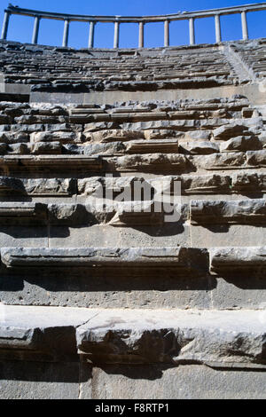 Detail des 2. Jahrhunderts römische Theater in Bosra, Syrien. Wahrscheinlich unter Trajan errichtet, ist es das einzige Denkmal dieser Art mit seiner oberen Galerie in Form von einen überdachten Säulengang die integral erhalten geblieben ist. Es wurde zwischen 481 und 1231 befestigt. Stockfoto