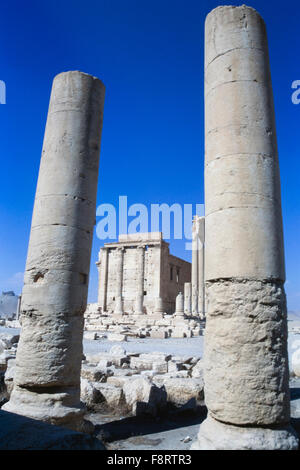 Ein Teil der Ruinen von Palmyra in Syrien. Palmyra ist eine alte semitische Stadt im heutigen Homs, Syrien. Archäologische findet stammen aus der Jungsteinzeit und die Stadt wurde erstmals in den frühen zweiten Jahrtausend v. Chr. dokumentiert. Palmyra wechselten auf eine Reihe von Gelegenheiten zwischen verschiedenen reiche, bevor Sie zu einem Thema des römischen Reiches im ersten Jahrhundert nach Christus.  Im Jahr 2015 kam Palmyra unter die Steuerung des islamischen Staates im Irak und der Levante (ISIL), der später eine Reihe von der Website Gebäude zerstört. Stockfoto