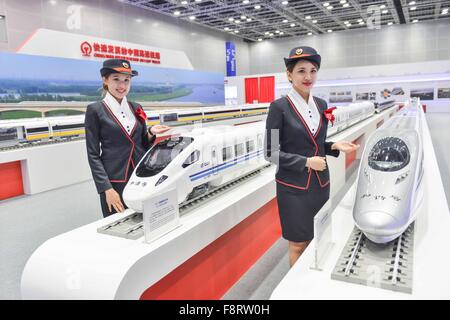 Kuala Lumpur, Malaysia. 11. Dezember 2015. Modelle von CRH (China Railway High-Speed) Züge sind in der China High Speed Railway Ausstellung in Kuala Lumpur, Malaysia, 11. Dezember 2015 vorgestellt. Die China hohe Geschwindigkeit Eisenbahn-Ausstellung, organisiert von China Railway Group, startete hier am Freitag zum Nachweis der Entwicklung und Durchführung von Chinas Hochgeschwindigkeitsbahn. Bildnachweis: Chong Voon Chung/Xinhua/Alamy Live-Nachrichten Stockfoto