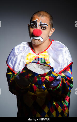 Traurige Clown vor einem dunklen Hintergrund Stockfoto