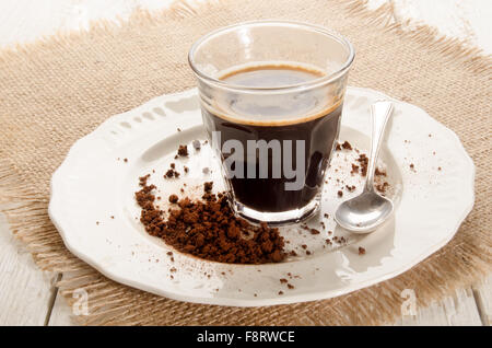warmen instant-Kaffee in einem Kaffee-Glas Stockfoto