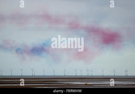 Rhyl Luftfahrtschau August Bank Holiday mit der RAF rote Pfeile akrobatische Display Team Rauch-trails Stockfoto