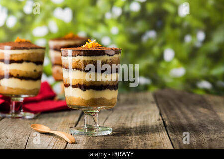 Tiramisu Dessert auf einem rustikalen Holztisch Stockfoto