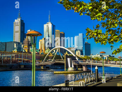 Ansicht von Melbournes CBD über den Yarra River von Southbank Melbourne, Australien Stockfoto