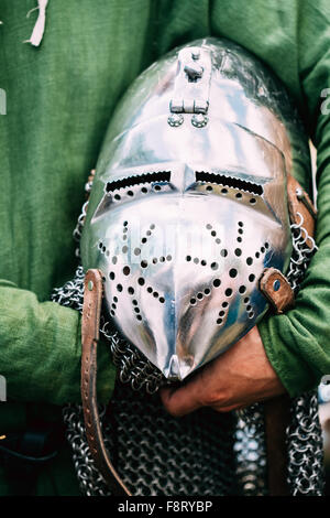 Eisen-Helm des mittelalterlichen Ritters. Helm des mittelalterlichen Anzug Rüstung In Händen Stockfoto
