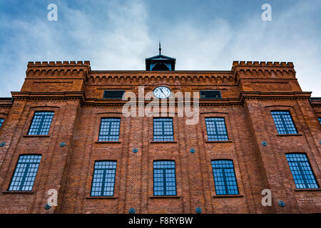 Wunderschön renovierte Fassade einer alten Textilfabrik Stockfoto