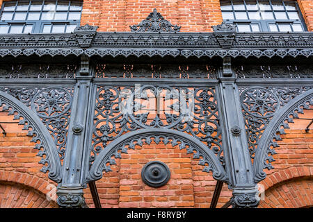 Architektonische Detail einer wunderschön renovierten alten Textilfabrik Stockfoto