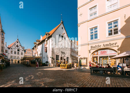 Tallinn, Estland - 26. Juli 2014: Menschen gehen über den alten Straßen der Stadt Tallinn in Estland Stockfoto