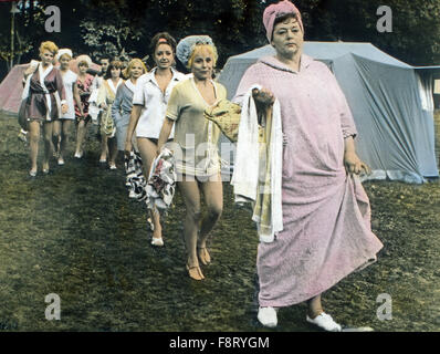 Camping, aka weitermachen: Das total Verrückte Campingparadies, Großbritannien 1969, Regie: Gerald Thomas, Monia: Hattie Jacques (Rechts) Stockfoto