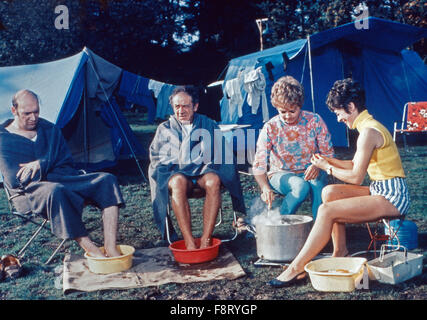 Camping, aka weitermachen: Das total Verrückte Campingparadies, Großbritannien 1969, Regie: Gerald Thomas, Monia: Bernard Bresslaw, Sidney James, Joan Sims, Barbara Windsor (?) Stockfoto