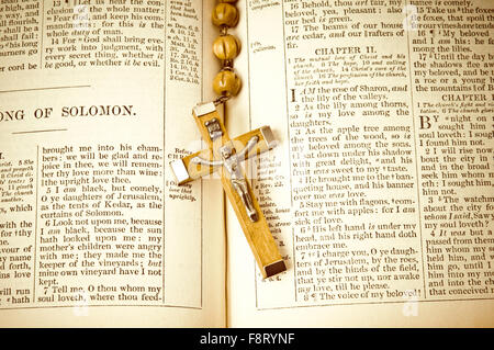 Seiten der Heiligen Bibel und Rosenkranz Stockfoto