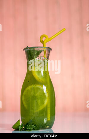 Limonade in der Kanne mit Strohhalmen und Zitronen auf weißem Hintergrund. Ansicht von oben Stockfoto