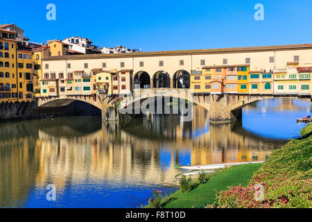 Florenz, Italien. Ponte Vecchio Brücke mit Reflexionen im Fluss Arno. Stockfoto