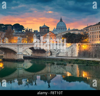 Rom. Blick auf Brücke Vittorio Emanuele und der Petersdom in Rom während des Sonnenuntergangs. Stockfoto