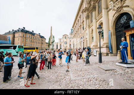 STOCKHOLM, Schweden - 30. Juli 2014: Touristen besuchen und fotografieren die Ehrenwache vor dem königlichen Palast in Gamla Stan, wo kin Stockfoto