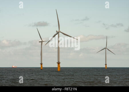 Ein Blick auf die Windkraftanlagen vor der Küste Redcar, England, UK mit einem Schiff im fernen Hintergrund Stockfoto