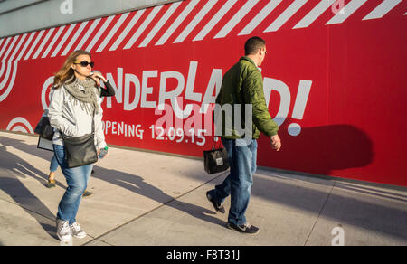 Die Menschen gehen Vergangenheit das Ziel "Wonderland" Pop-up-speichern vor seiner Eröffnung am Samstag, 5. Dezember 2015 in trendigen Meatpacking District in New York. Ziel vor kurzem angekündigt, eine zweite ständige Filiale in Manhattan, im Stadtteil Tribeca öffnen. (© Richard B. Levine) Stockfoto