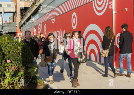 Die Menschen gehen Vergangenheit das Ziel "Wonderland" Pop-up-speichern vor seiner Eröffnung am Samstag, 5. Dezember 2015 in trendigen Meatpacking District in New York. Ziel vor kurzem angekündigt, eine zweite ständige Filiale in Manhattan, im Stadtteil Tribeca öffnen. (© Richard B. Levine) Stockfoto