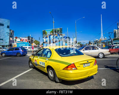 Gelbes Taxi auf den Straßen von Melbourne, Australien Stockfoto