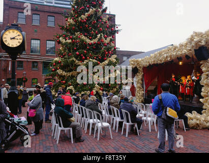 Eine Menge Uhr Chorsänger auf dem Weihnachtsmarkt in Toronto statt in den Distillery District. Stockfoto