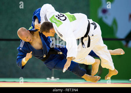 Baku, Aserbaidschan. 27. Juni 2015. Lukas Krpalek (in weiß) aus Tschechien und Henk Grol aus Niederlanden kämpfen, während die Männer Judo im Heydar Aliyev Arena in Baku 2015 1. European Games in Baku, Aserbaidschan, unter 100kg Finale am 27. Juni 2015. © David Tanecek/CTK Foto/Alamy Live-Nachrichten Stockfoto