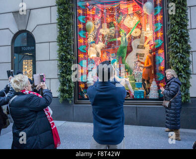 Scharen von Besuchern, Bergdorf Goodman in New York Ansicht Fenster Urlaub am Sonntag, 6. Dezember 2015 anzeigen (© Richard B. Levine) Stockfoto