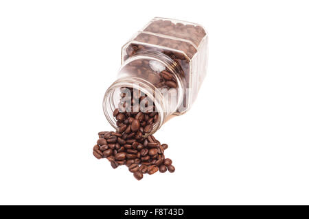 Kaffee Bohnen verschütten aus dem Cristal Glas auf weißem Hintergrund Stockfoto