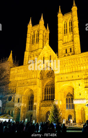 Kathedrale von Lincoln beleuchtet nachts, mit Weihnachtsbaum, während des Weihnachtsmarktes Lincoln Lincoln, Lincolnshire Stockfoto