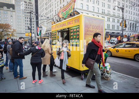 Brechen weg von Coney Island ein Nathan Famous gebrandmarkt Essen Wagen verkauft ihre Franken in New York, auf Sonntag, 6. Dezember 2015 gesehen.  (© Richard B. Levine) Stockfoto