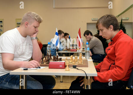 (151211)--NARVA, 11. Dezember 2015 (Xinhua)--junge Schach Spieler konkurrieren, während "The beginnt der Ostsee" Schachturnier in Narva, drittgrößte Stadt Estlands, am 11. Dezember 2015. Sechzig junge Schachspieler im Alter von 10 bis 18 Jahre alt aus Russland, Estland, Finnland, Lettland und Litauen für die Bestnote World Chess Federation (FIDE) an diesem Spiel teilgenommen. Das Spiel beginnt die FIDE-Feier von 100 Jahren der Welt berühmte estnische Großmeister Paul Keres (1916 – 1975), die unter die weltbesten Spieler aus der Mitte der 1930er-Jahre bis Mitte der 1960er Jahre war. Paul Keres war ursprünglich von Narva. (Xinhua/Sergei Stockfoto