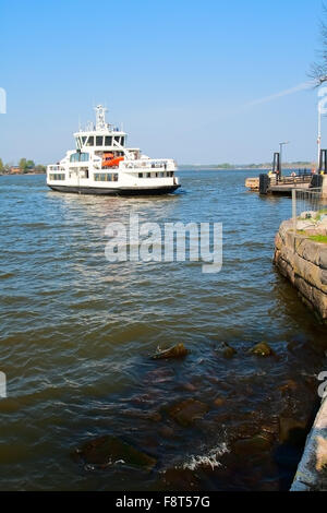 Ein kleines Boot auf den Weg von der Mole über den Wellen des Ozeans Stockfoto