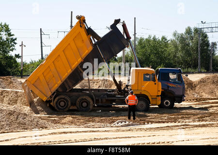 Zwei LKW entladen den Sand in den Bau der Eisenbahn-Planum Stockfoto