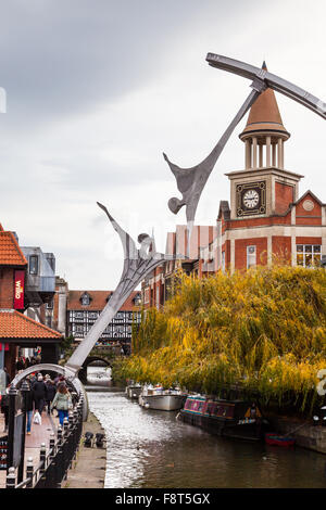 Die Empowerment-Skulptur über dem Fluss Witham in Lincoln, Lincolnshire Stockfoto