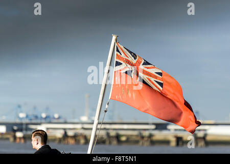 Die Red Ensign auf einer Fähre über den Fluss Themse geflogen. Stockfoto