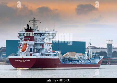 Produkte chemische/Öltanker, dampft das nördliche Meer flussaufwärts an der Themse. Stockfoto