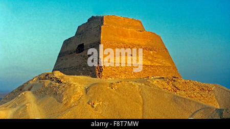 Die große Ägypter, Dokumentationsserie, USA 1998, Moderation: Dr. Bob Brier, Folge: Cheops - König der Pyramiden, Pyramide des Pharao Snofru in Salonkomponist, Ägypten. Stockfoto