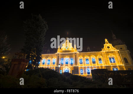 Brasov-Rathaus und Capitoline Wolf Statue vor dekoriert für Weihnachten Stockfoto