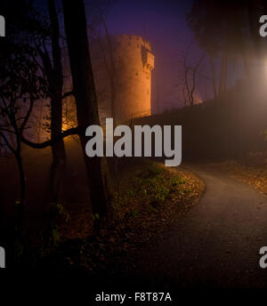 Brasov, Siebenbürgen, Rumänien. White Tower-Bastion, im Mittelalter zum Schutz der Stadt errichtet. Twilight-Landschaft. Stockfoto