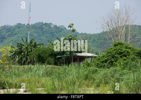 Ein Mobilfunk-Mast neben einem Schuppen nicht weit vom Fluss in Chiang Rai, Thailand. Stockfoto