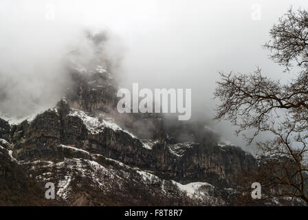 Die berühmten Felsformationen in der Nähe von Dorf Papingo in Epirus, Griechenland Stockfoto